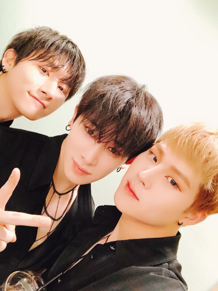 OfficialMONSTAX's tweet photo. [#주헌] 여러분! 오늘 하루도 넘 벅차고 행복했던 하루인데 우리 몬베베도 행복했나요? 다들 잘 마무리하고 잘 자용 내꿈 꾸고 우리 멤버들 꿈도 꿔요 !! https://t.co/QeKu7lPXdl