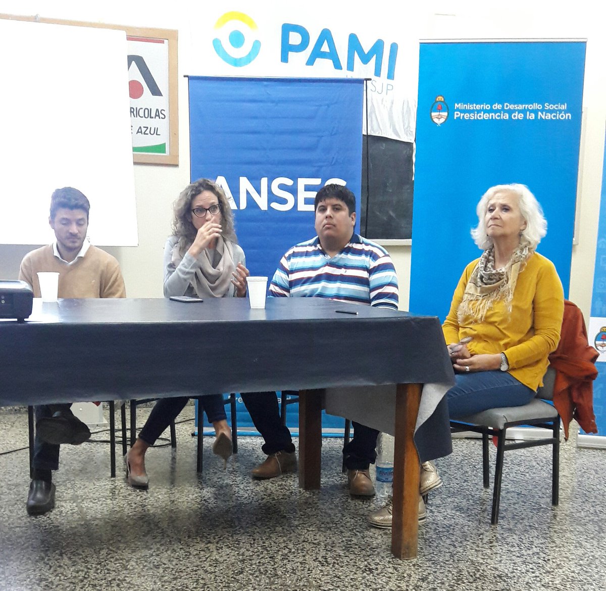 cris_herreraok's tweet photo. Presentando en #VillaRegina  junto a @SPalmeyro, el informe de gestión 2017 del @InjuveArg  en #RíoNegro, en el 1er encuentro de Organismos Nacionales en la Provincia. Más de 11000 jóvenes beneficiados.  Y vamos por más! https://t.co/afAcIw3G7W