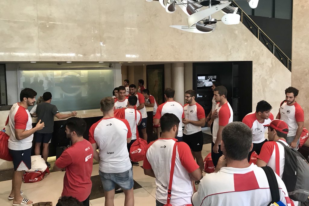 Plantel del JOCKEY CLUB CÓRDOBA ingresando al gran hotel Guaraní , para esperar el encuentro de mañana con Taraguy Rugby CLub !!