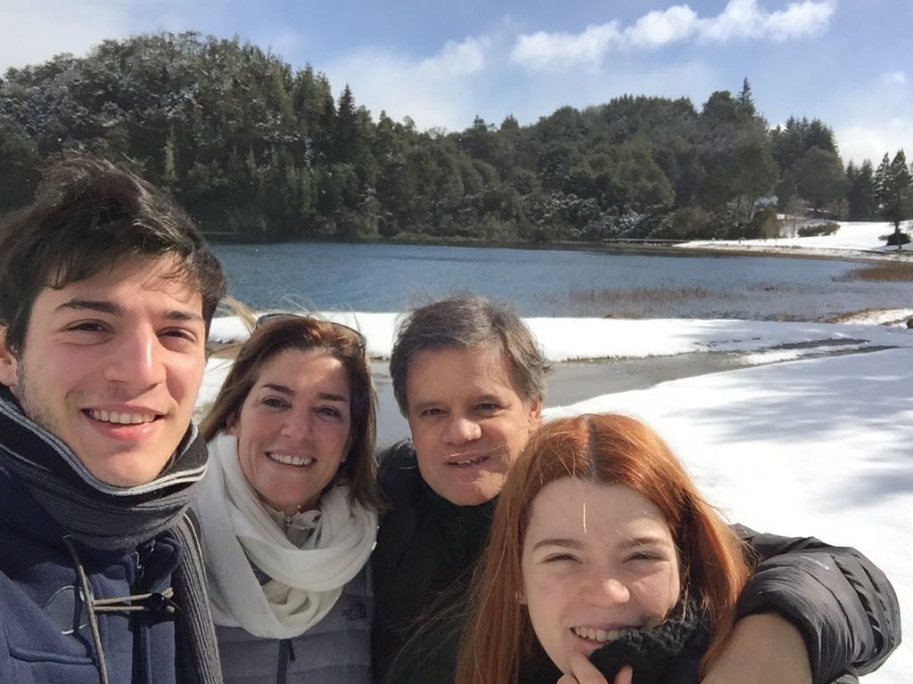 enriquesacco's tweet photo. Hoy se cumplen dos meses.
Además del dolor y la tristeza elijo los más lindos recuerdos del hermoso tiempo juntos que nos dan fuerza y coraje para hacer todo por conocer la verdad. Ya es hora de saber qué pasó. Basta de demoras.
Solo la verdad nos traerá paz.
#JusticiaPorDebora https://t.co/2yGqvulKAe