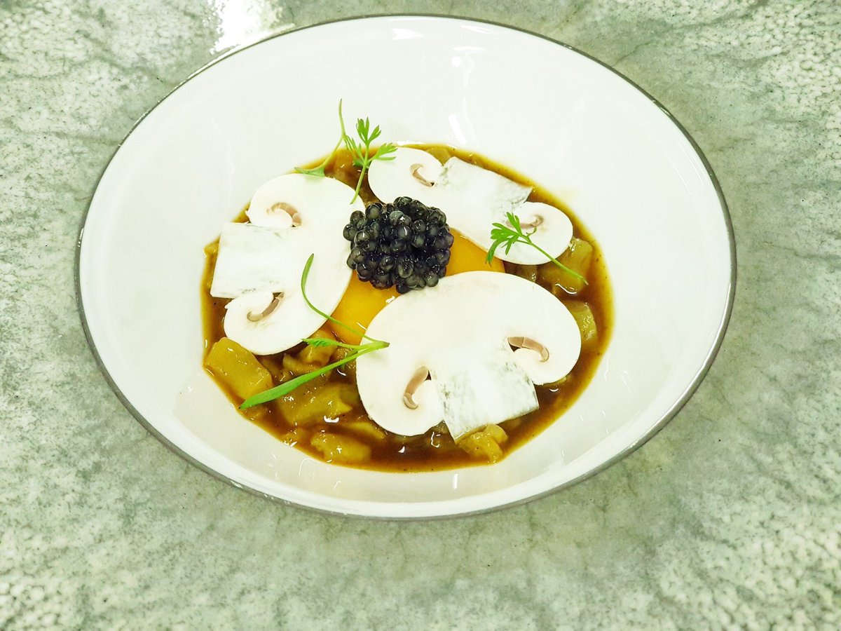 La tradición siempre será nuestra guía... Guiso de callos de bacalao guisado con sopa de ajo, yema, champiñones y caviar. 
¡Nos encanta el cuchareo! 🥄

#Alicún #Úbeda #Gastronomía