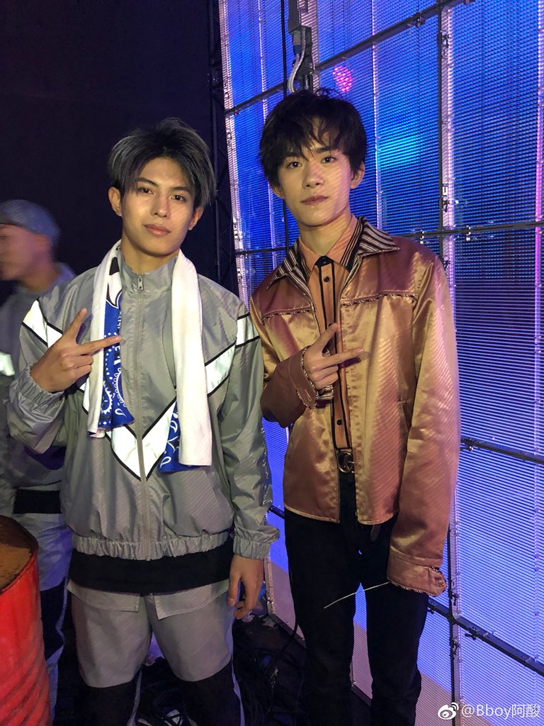 JacksonYee_YT's tweet photo. 永远活在别人微博下的活泼千 1️⃣ 😂
The boy who lives in other people’s social posts 😂
Cr. Logo
#JacksonYee 
#StreetDanceofChina #teamJACKSON https://t.co/zCKxUpGewl