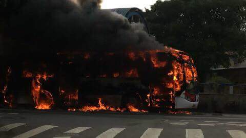 rosianelopesf's tweet photo. Ônibus pega fogo em Santo Andréna linha tr101 por falta de manutenção. A frota está toda sucateada . E a passagem só aumenta 🤔. #SPTV1 #SPTV #Santoandre https://t.co/D7BGxUiCdA