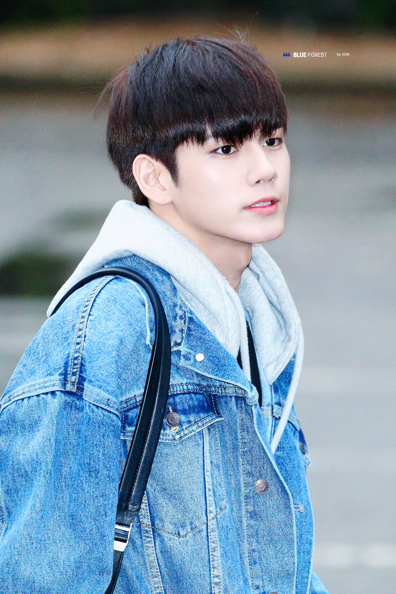 bf_osw's tweet photo. 180406 뮤직뱅크 출근길 #옹성우 #성우 #OngSeongwu #워너원 #WANNAONE 청량한 새싹🌱 https://t.co/sQEIZdE5sP