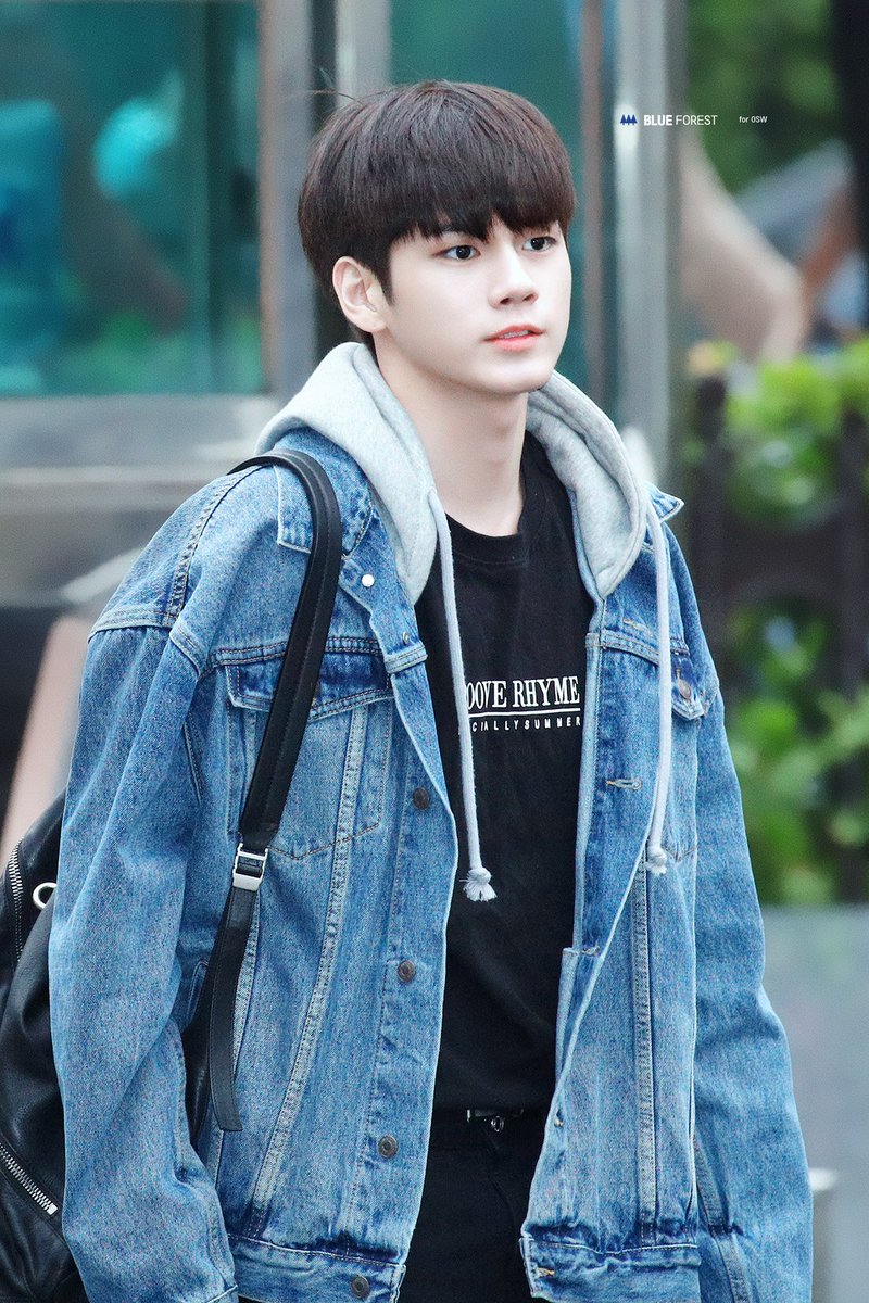bf_osw's tweet photo. 180406 뮤직뱅크 출근길 #옹성우 #성우 #OngSeongwu #워너원 #WANNAONE 청량한 새싹🌱 https://t.co/sQEIZdE5sP