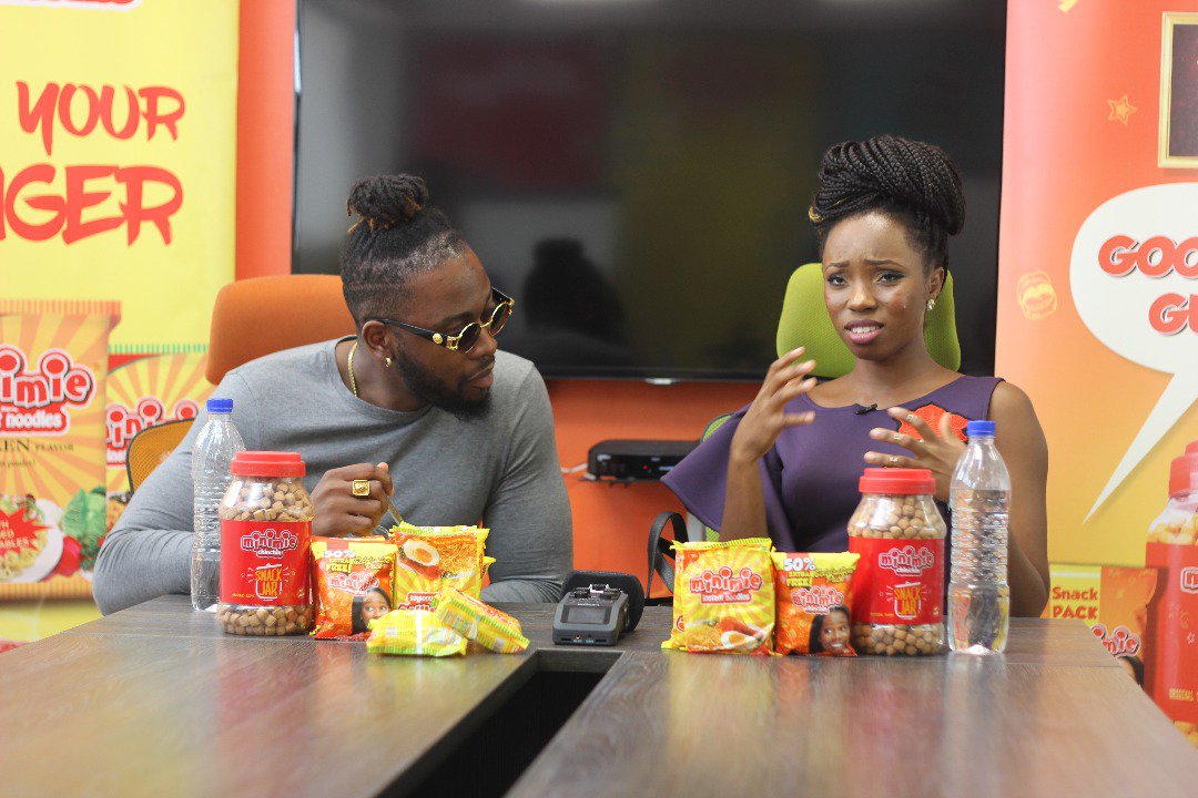 MinimieNigeria's tweet photo. Get someone to look at You and smile the way @BadmanTeddyA and @bankysmiles look and smile at each other.
Can we term it #LookingGoals ? ππ
The concentration they gave each other? π€π€
#MinimieNoodles
#ObeyYourHunger
#BamTeddy
#BBNaija https://t.co/6Gc1xSFIJe