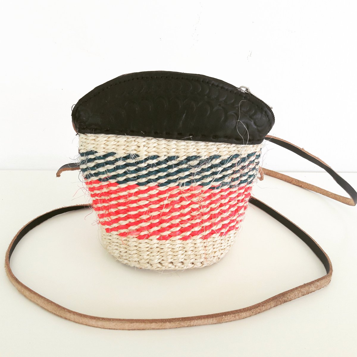 Origineel Afrikaans sisal tasje voor de lente. Bestel hem nu op onze vernieuwde site thamanifashion.nl