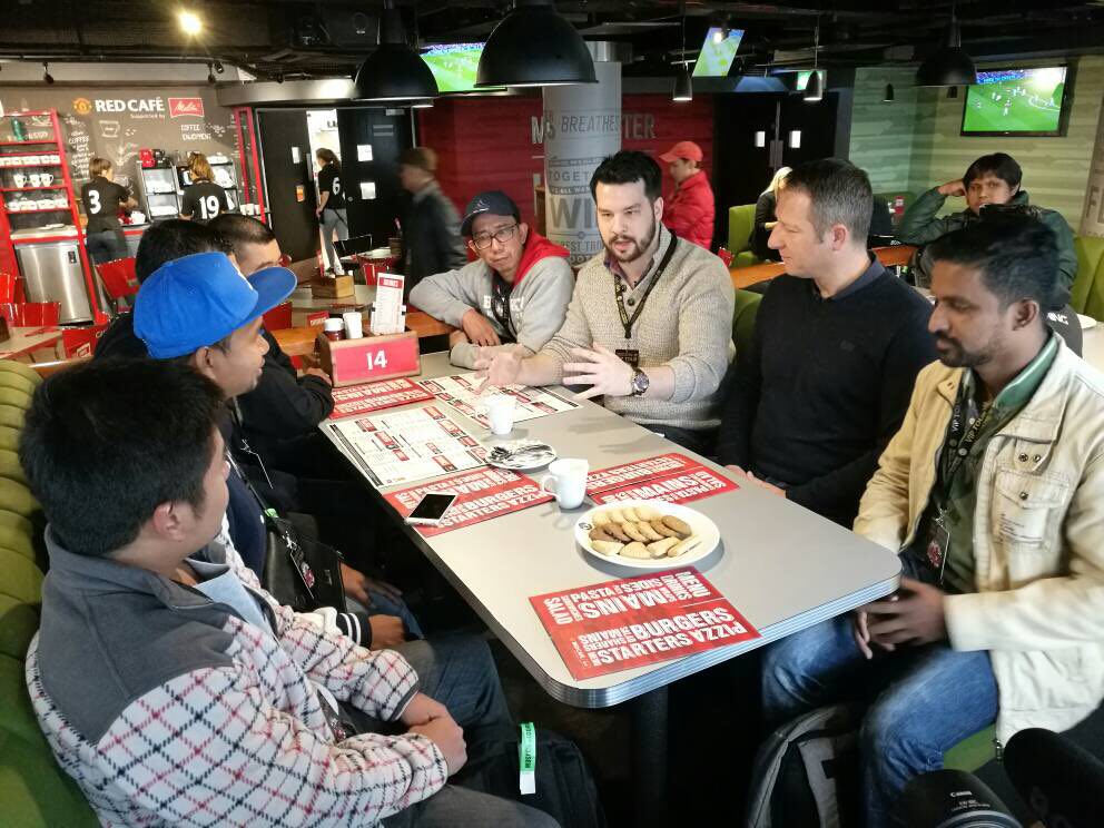 DuniaSukan's tweet photo. Para pemenang #DashingGoesManchester bersama Lee Martin, legend Man U di Old Trafford sedang berbincang tentang perlawanan antara Man City vs Man U yang akan berlangsung esok. @DASHING_MY
-
#DuniaSukanXDashing https://t.co/XE2bIUxEgG