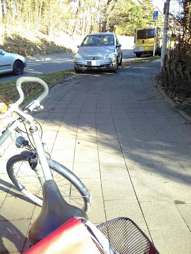 kiefheim's tweet photo. Auf dem Hinweg zum Vorlesen war allerdings ärgerlich, dass jemand genau das Stück, das den Fahrradweg auf die Fahrbahn leitet, mit einem Parkplatz "verwechselt" hat (sicher wegen der komfortablen "Rampe"). Was denken sich manche Leute eigentlich? #fahrrad #parkfail https://t.co/SxMyaa0DGN
