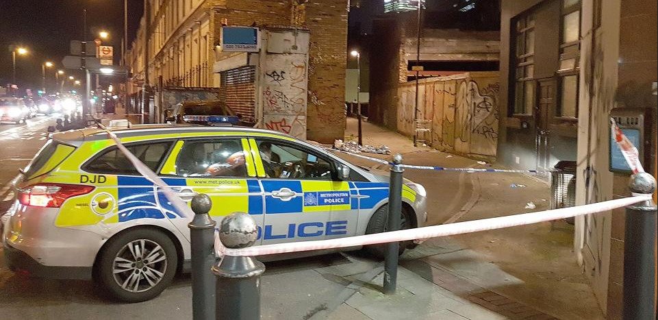 F_Desouche's tweet photo. Royaume-Uni : hier soir à Londres, six adolescents poignardés en 90 minutes, une vague d'attaques au couteau sans précédent - https://t.co/4Ys8JnsDtE https://t.co/ZWtBcrwyel
