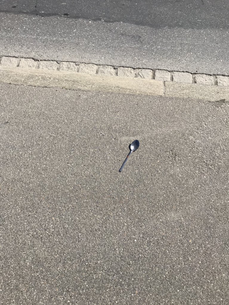 martaeng99's tweet photo. und dann liegt plötzlich dieser tote löffel auf der strasse und man fragt sich... #whyworry #bern #stadtwanderung https://t.co/1ll98I3IXs
