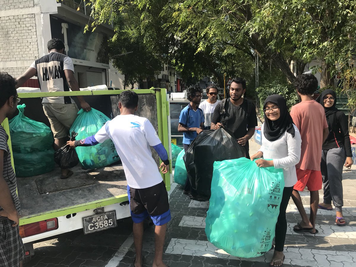 alimakarimahmed's tweet photo. joined #AmericanCenterMale Youth Forum members and DS Scouts in the YF Friday street clean-up initiative. Over 75kg of waste was collected in less than 2 hours 😰Anyone interested can join and be a part of this great initiative 😊♻️💚
#MaleStreetCleanup #KobaaMageyZinmaa https://t.co/byXaUu5Uio