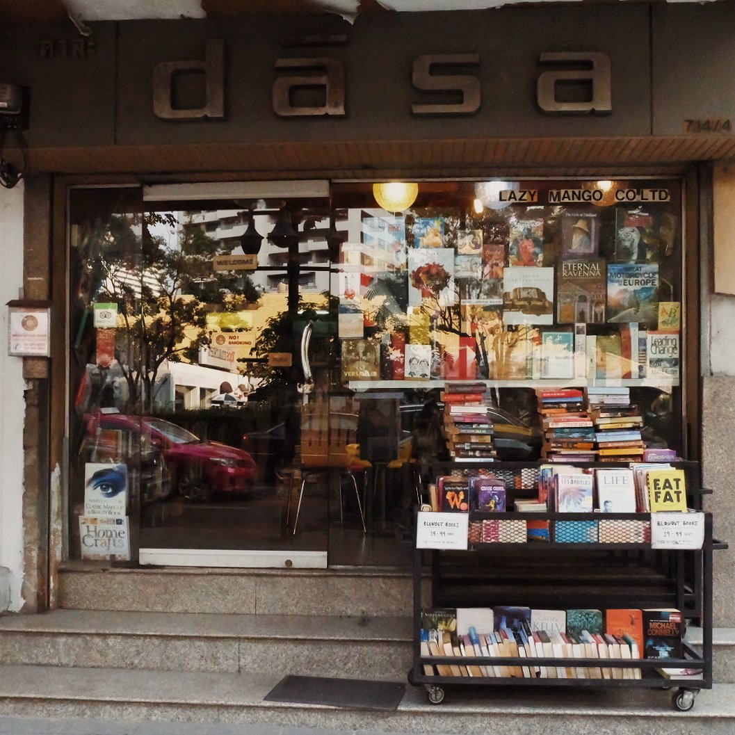 itsopalnaaa's tweet image. ใครชอบอ่านหนังสือภาษาอังกฤษเราอยากแนะนำร้าน Dasa มีหนังสือภาษาอังกฤษมือ2 สภาพดีราคาถูกเยอะมาก มี3ชั้น แถมอ่านเสร็จแล้วเอากลับมาคืนได้ตังค์คืนไม่เกิน50บาทของราคาที่ซื้อไปตอนแรกด้วย พิกัดอยู่เลยBTSพร้อมพงษ์ประมาณ200เมตร อยู่ระหว่างซอยสุขุมวิท 26-28 ติดถนนเลย #โอปรีวิว