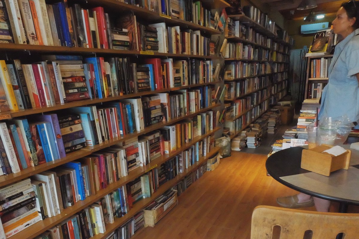 itsopalnaaa's tweet image. ใครชอบอ่านหนังสือภาษาอังกฤษเราอยากแนะนำร้าน Dasa มีหนังสือภาษาอังกฤษมือ2 สภาพดีราคาถูกเยอะมาก มี3ชั้น แถมอ่านเสร็จแล้วเอากลับมาคืนได้ตังค์คืนไม่เกิน50บาทของราคาที่ซื้อไปตอนแรกด้วย พิกัดอยู่เลยBTSพร้อมพงษ์ประมาณ200เมตร อยู่ระหว่างซอยสุขุมวิท 26-28 ติดถนนเลย #โอปรีวิว