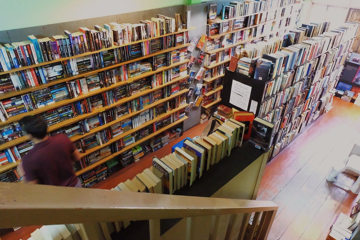 itsopalnaaa's tweet image. ใครชอบอ่านหนังสือภาษาอังกฤษเราอยากแนะนำร้าน Dasa มีหนังสือภาษาอังกฤษมือ2 สภาพดีราคาถูกเยอะมาก มี3ชั้น แถมอ่านเสร็จแล้วเอากลับมาคืนได้ตังค์คืนไม่เกิน50บาทของราคาที่ซื้อไปตอนแรกด้วย พิกัดอยู่เลยBTSพร้อมพงษ์ประมาณ200เมตร อยู่ระหว่างซอยสุขุมวิท 26-28 ติดถนนเลย #โอปรีวิว