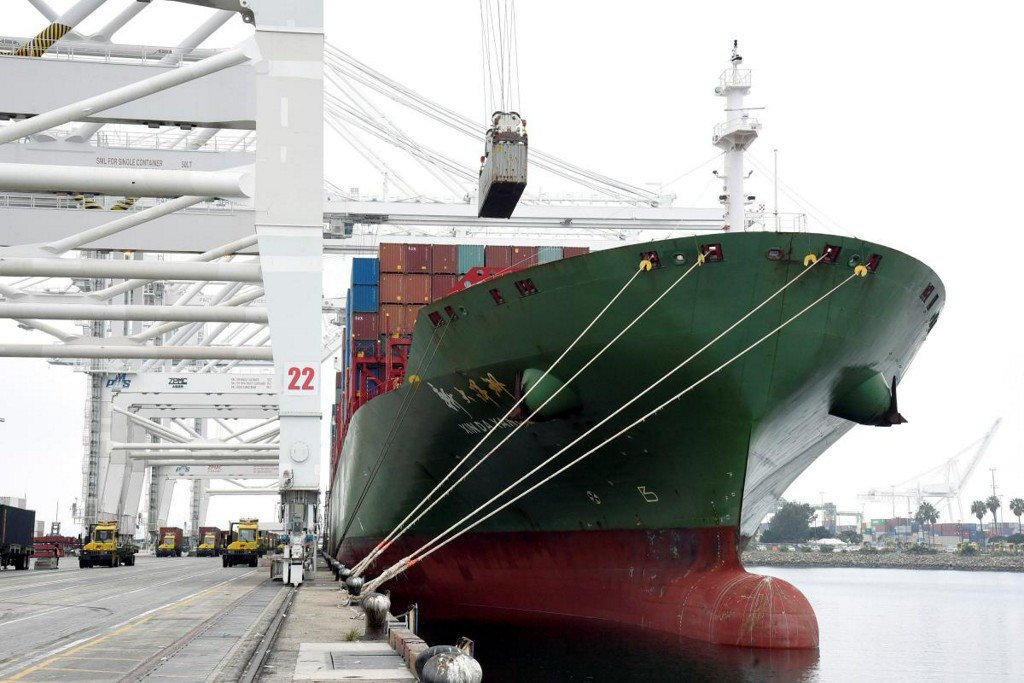 Reuters's tweet photo. China says will fight back 'at any cost' against U.S. trade tariffs https://t.co/YkzIcKwY0H https://t.co/QvVpgt8dye
