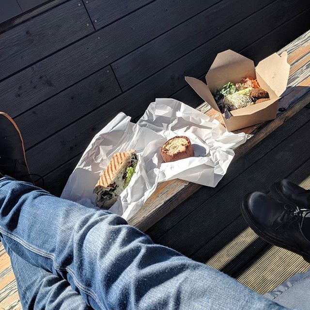 RobertPazurek's tweet photo. #awesomeweather by #spring, #awesomefood by @streats_vegan_food, #awesomecompany by @minikapede #Berlin #rooftoplunch at its best 🌞🤗 https://t.co/dKMGJY6s7C https://t.co/dsoafQVGMf