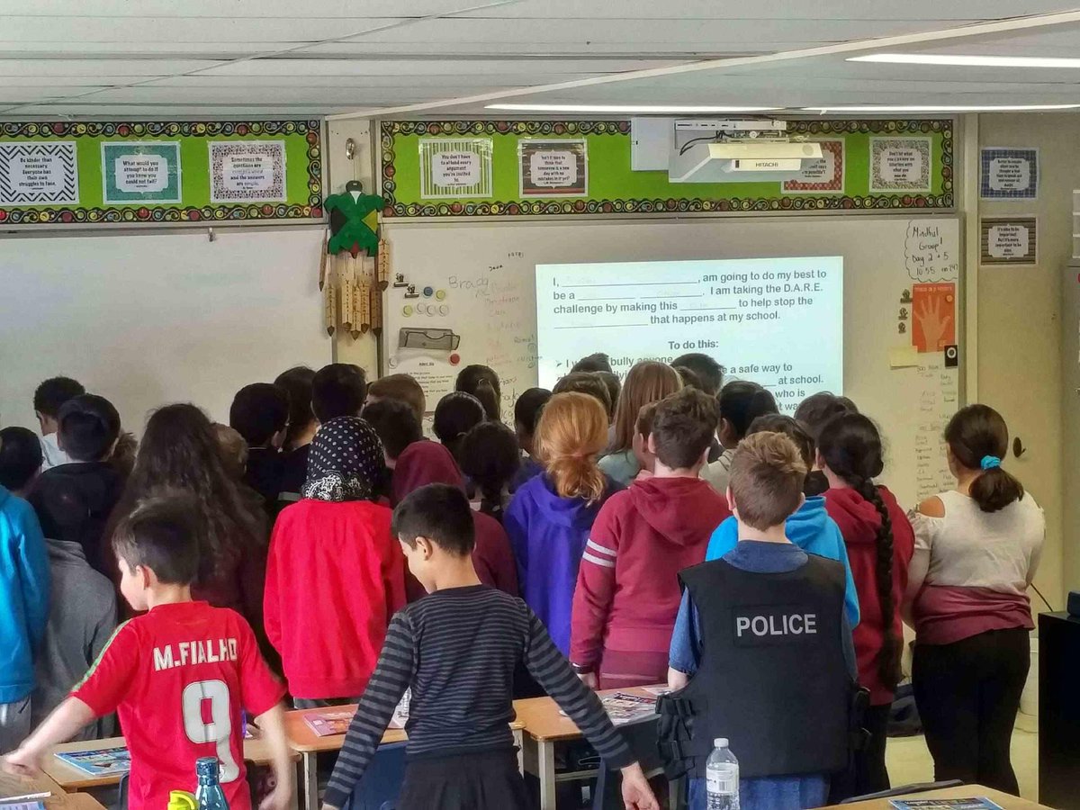 SouthSimcoePS's tweet photo. Grade 5 students lining up to take  the D.A.R.E challenge to stop bullying at Fieldcrest Elementary School  in #Bradford. #Fridayfeelgoodstory #YouRock https://t.co/8LGFeMujnX