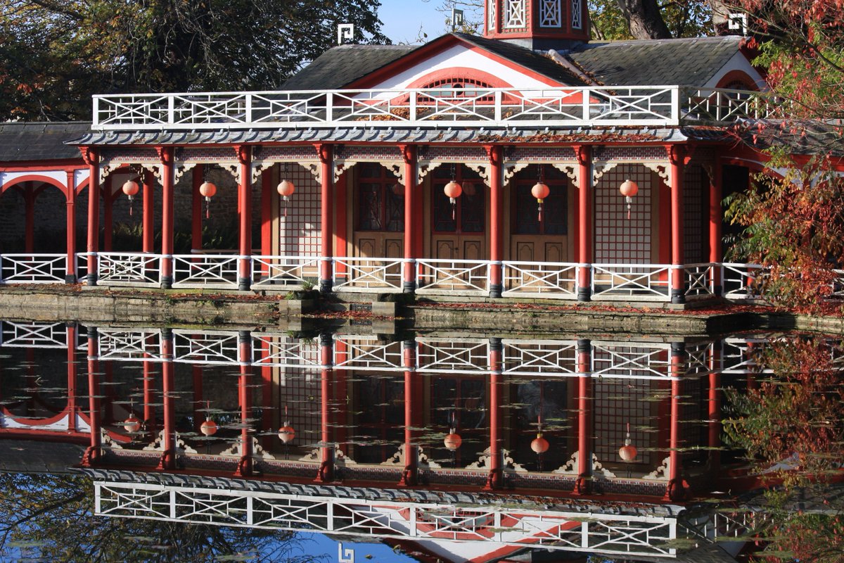 llevelogd's tweet photo. Visited #Woburn to marvel at #Reptons work and saw this fantastic reflection of The Chinese Dairy. Did you know that you can add an aquatic black dye to a pond? This will improve reflection, enhance sense of depth &amp; kill algae but is harmless to fish &amp; plants! #gardendesigntips https://t.co/xtIALbcBlh