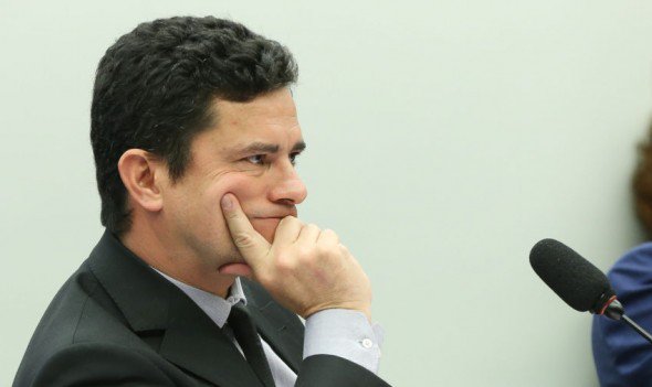 congressoemfoco's tweet photo. Moro volta a sofrer questionamento jurídico por rapidez na prisão de Lula https://t.co/8gP9wzTJP6 https://t.co/VhBtxaYTJD