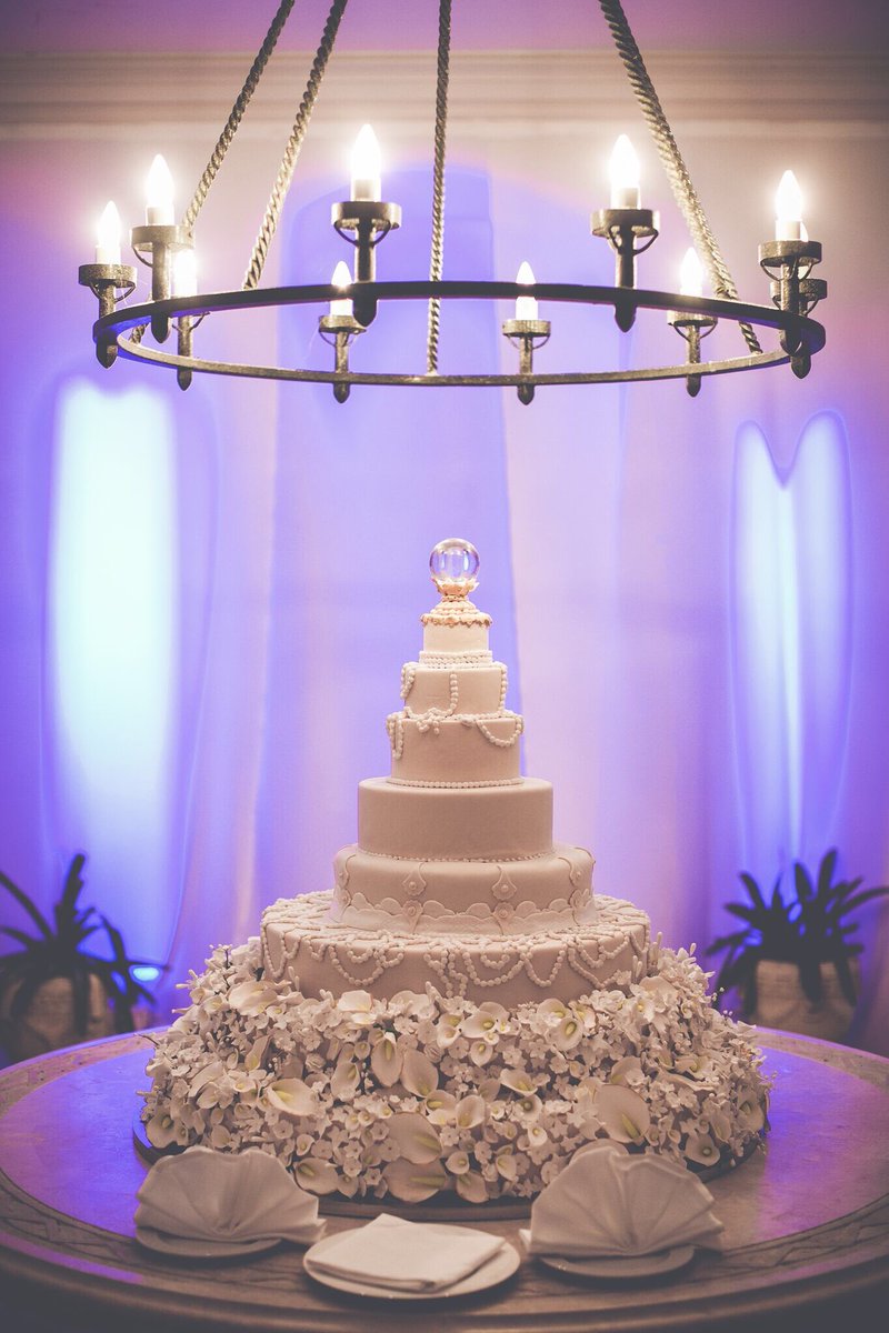This cake is on a different level 💍✨⠀
A real #fbf with @edlibby @bobconti_
📷: @donnanewmanphoto⠀
#BiancaBInc⠀
#eventplanner #luxuryweddings #engaged #bridal⠀