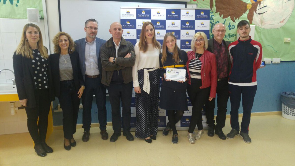Aguasvira's tweet photo. Los padres y profesores de Laura Moya Zafra, alumna de @Novaschool_es , disfrutan de compartir el momento al recibir su 2º premio por participar en el "IV Certamen de Relatos de Agua Inteligente" 💦📖, titulado "Una noche sin agua. https://t.co/ODIhwkDzyh