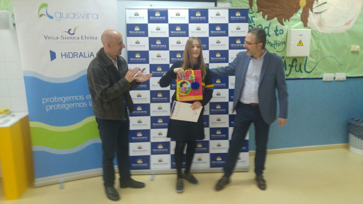 Aguasvira's tweet photo. Los padres y profesores de Laura Moya Zafra, alumna de @Novaschool_es , disfrutan de compartir el momento al recibir su 2º premio por participar en el "IV Certamen de Relatos de Agua Inteligente" 💦📖, titulado "Una noche sin agua. https://t.co/ODIhwkDzyh