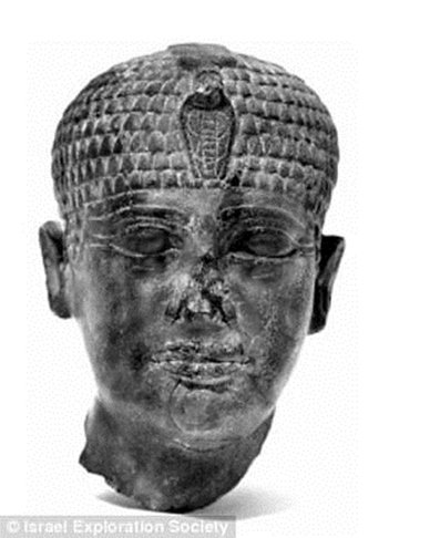 KemetVirtual's tweet photo. Pharaonic hairstyles: [a] The short, close-fitting cap-wig topped by a cobra [c. 2300 BC] -- statue from the Kemet pyramid-building era (found in Tell Hazor, Judah, in 1995).

[b] A variation of the "lappet" wig, from the New Kingdom period (c. 1600- 1070 BC). https://t.co/MaLtWYT908