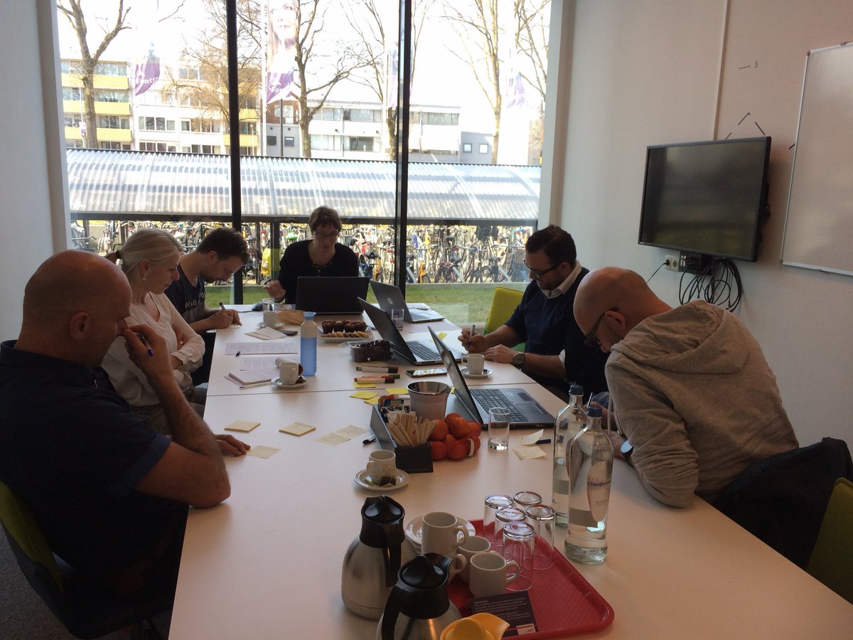 Druk in overleg met #Fontyssociallabs op de kick-off van fase 2: onze gezamenlijke start van het casestudy onderzoek
