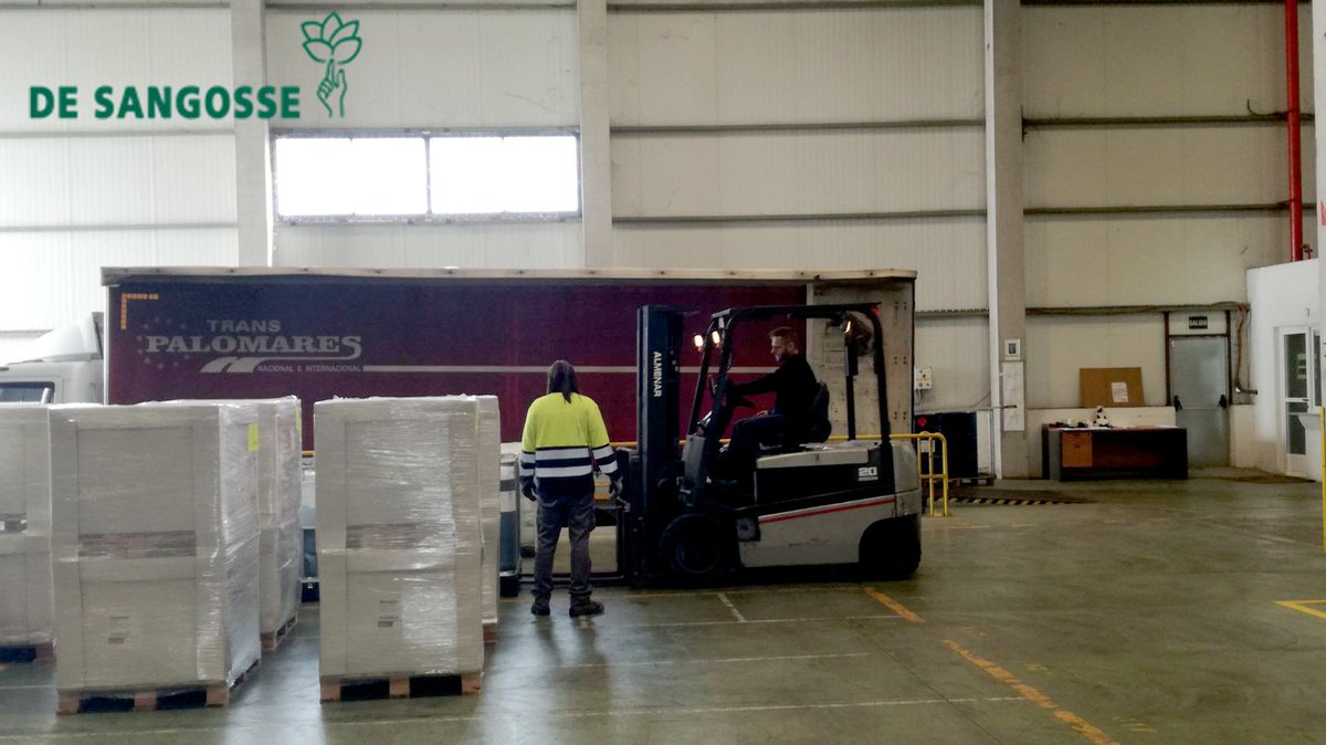DeSangosseIB's tweet photo. 🚨 🔝 Este tweet va dedicado a todos aquellos que no se les ve en la empresa, pero que sin ellos no seriamos nadie!!!! 👨‍🏭
Con uno de nuestros mejores transportistas 🚛
#joseluiselnano #carretilleros #transportistas #desangosseiberica #transpalomares #FelizFinde #Equipo https://t.co/vfhlMAVucr