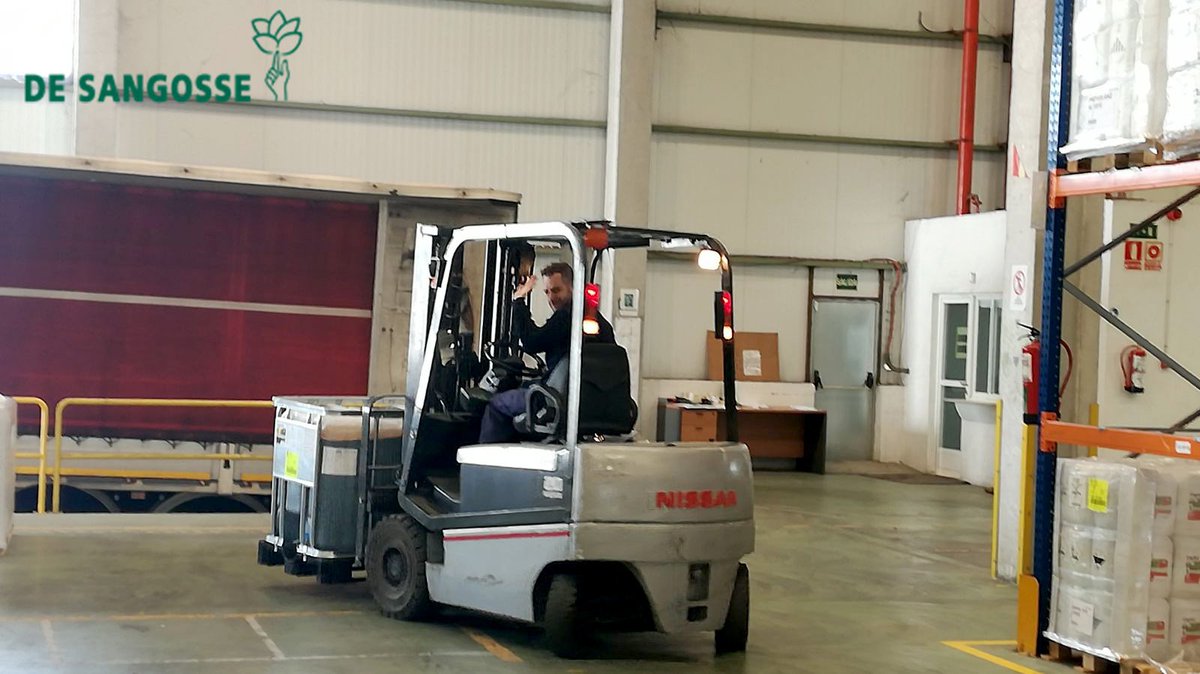 DeSangosseIB's tweet photo. 🚨 🔝 Este tweet va dedicado a todos aquellos que no se les ve en la empresa, pero que sin ellos no seriamos nadie!!!! 👨‍🏭
Con uno de nuestros mejores transportistas 🚛
#joseluiselnano #carretilleros #transportistas #desangosseiberica #transpalomares #FelizFinde #Equipo https://t.co/vfhlMAVucr