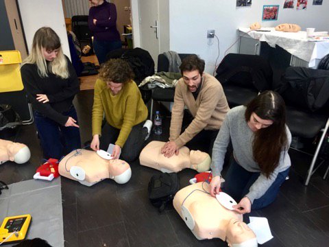 self_collective's tweet photo. Photo de la semaine 📷
L’équipe Self a (re)passé la formation #secourisme pour pratiquer les réflexes nécessaires en cas d’incident !
Une journée placée sous le signe de l’#apprentissage et de la bonne humeur 😬
#WeAreSelf #Happy https://t.co/2AFiaJ8TW7