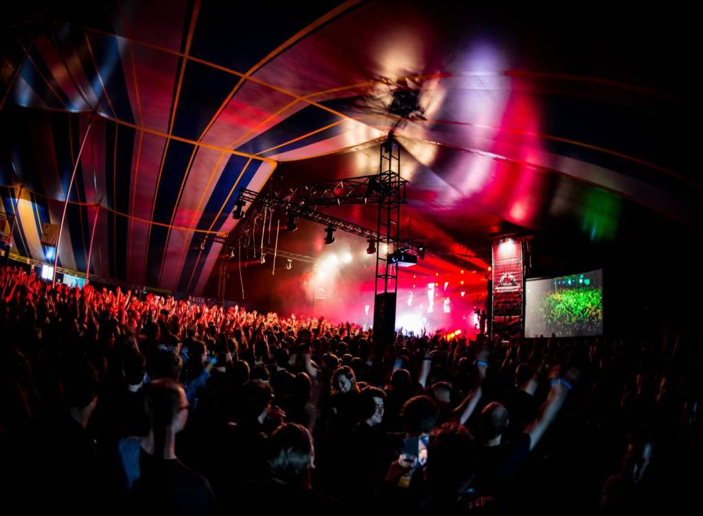 99Festivals's tweet photo. 💥WIN TICKETS 💥Wij sturen je naar de opener van het festivalseizoen! @W_bierfeesten #wbf18 https://t.co/Vj084wNVTL https://t.co/9yUXHRVxXF