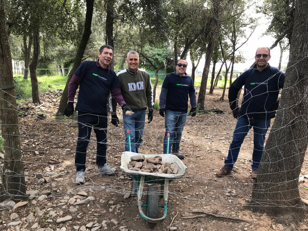 Vivelloc's tweet photo. Avui han vingut 8 #voluntaris de @SageSpain a @latavella i han desempedrat la zona de les ruques per evitar que es facin mal, amb aquestes es delimitarà el camí del #boscsentits. Han estat acompanyats per 1 oficial i alumnes de #FeinaJove. Esperem tornar-vos a veure ben aviat! 😊 https://t.co/nFkp93uq7I