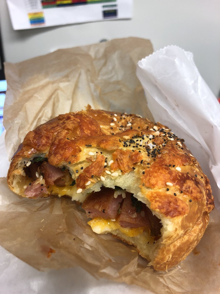 LESMusicMan's tweet photo. It was love at first sight! The Trenton Volcano from @thegingerdpeach - here’s an inside look :-) Porkroll, spinach, cheddar/Swiss cheese, baked into brioche dough w/everything seasoning! Life is good :-)   Side note: TRY THE OREO CUPCAKE 😮😮😮 #lifechanging https://t.co/JYq94uAQ0w