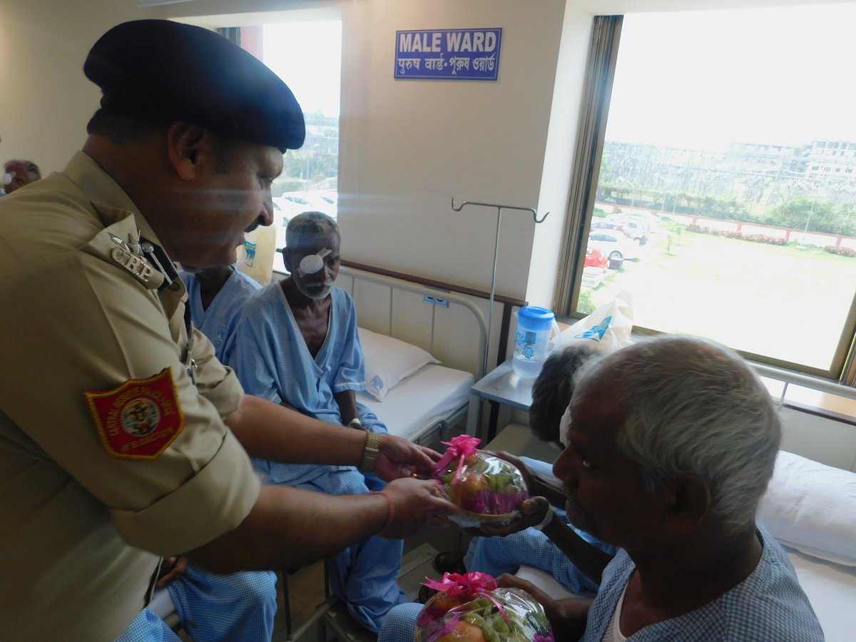 167BNCRPF's tweet photo. CIVIC ACTION PROGRAMME
28 villagers from remote area of Jhargram district got operated for cataract at Shanker Netralaya, Kolkata. Sri Raj Kumar, DIG, WBS paid a visit to the hospital and interacted with patients. https://t.co/rO8pgOoEjt