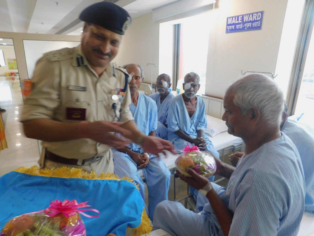 167BNCRPF's tweet photo. CIVIC ACTION PROGRAMME
28 villagers from remote area of Jhargram district got operated for cataract at Shanker Netralaya, Kolkata. Sri Raj Kumar, DIG, WBS paid a visit to the hospital and interacted with patients. https://t.co/rO8pgOoEjt