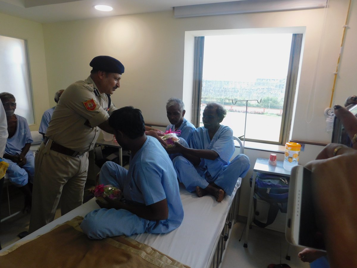 167BNCRPF's tweet photo. CIVIC ACTION PROGRAMME
28 villagers from remote area of Jhargram district got operated for cataract at Shanker Netralaya, Kolkata. Sri Raj Kumar, DIG, WBS paid a visit to the hospital and interacted with patients. https://t.co/rO8pgOoEjt