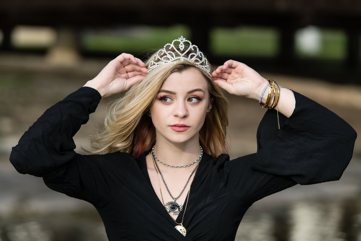 HenryHueyPhoto's tweet photo. Sarah Thomas senior portraits.  Dragon Band drum major and 2017 Homecoming Queen. @DragonNationRR @rrbandboosters #hoco2017 https://t.co/FFeaECydDr