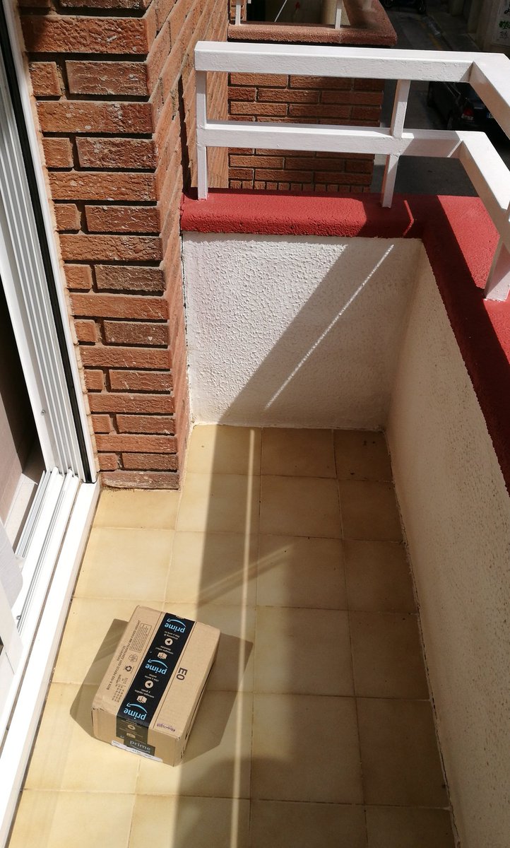 pedroreus18's tweet photo. Cuándo no estás en casa y te tiran el paquete al balcón (más de 5m.), me podéis decir si esta es manera de hacer una entrega @amazon? Quien es mi vecino balcón? Cómo firma un balcón el albarán? La próxima compra me lo pensaré dos veces. https://t.co/vwO9f5jryU