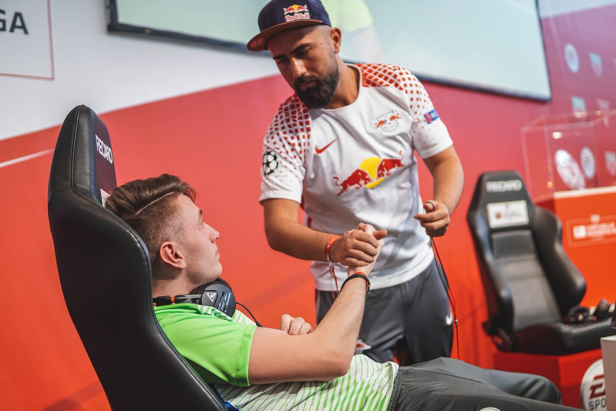 tekinue_'s tweet photo. Some pictures that I made from @TimoX08 at the Virtuelle Bundesliga Finals. #THVBL #VBL #FussballmuseumDortmund https://t.co/NNoXS7M6hU