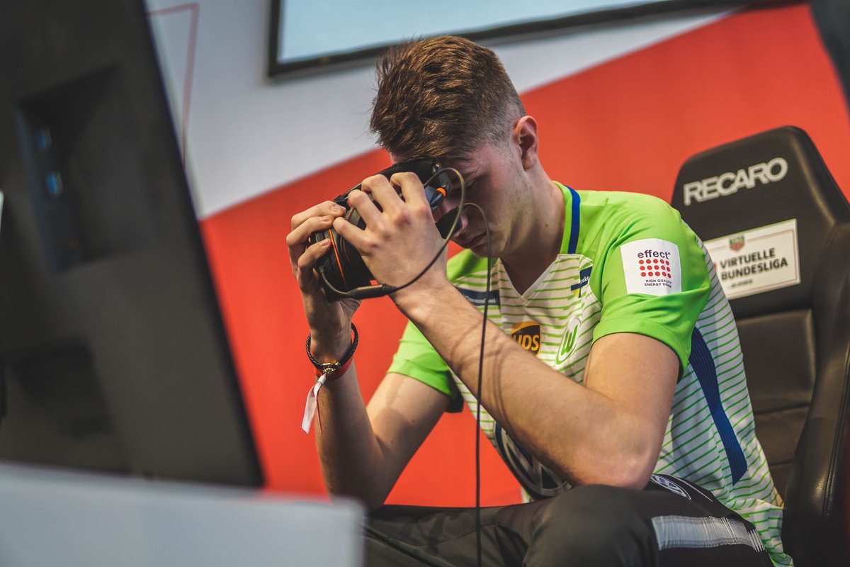 tekinue_'s tweet photo. Some pictures that I made from @TimoX08 at the Virtuelle Bundesliga Finals. #THVBL #VBL #FussballmuseumDortmund https://t.co/NNoXS7M6hU