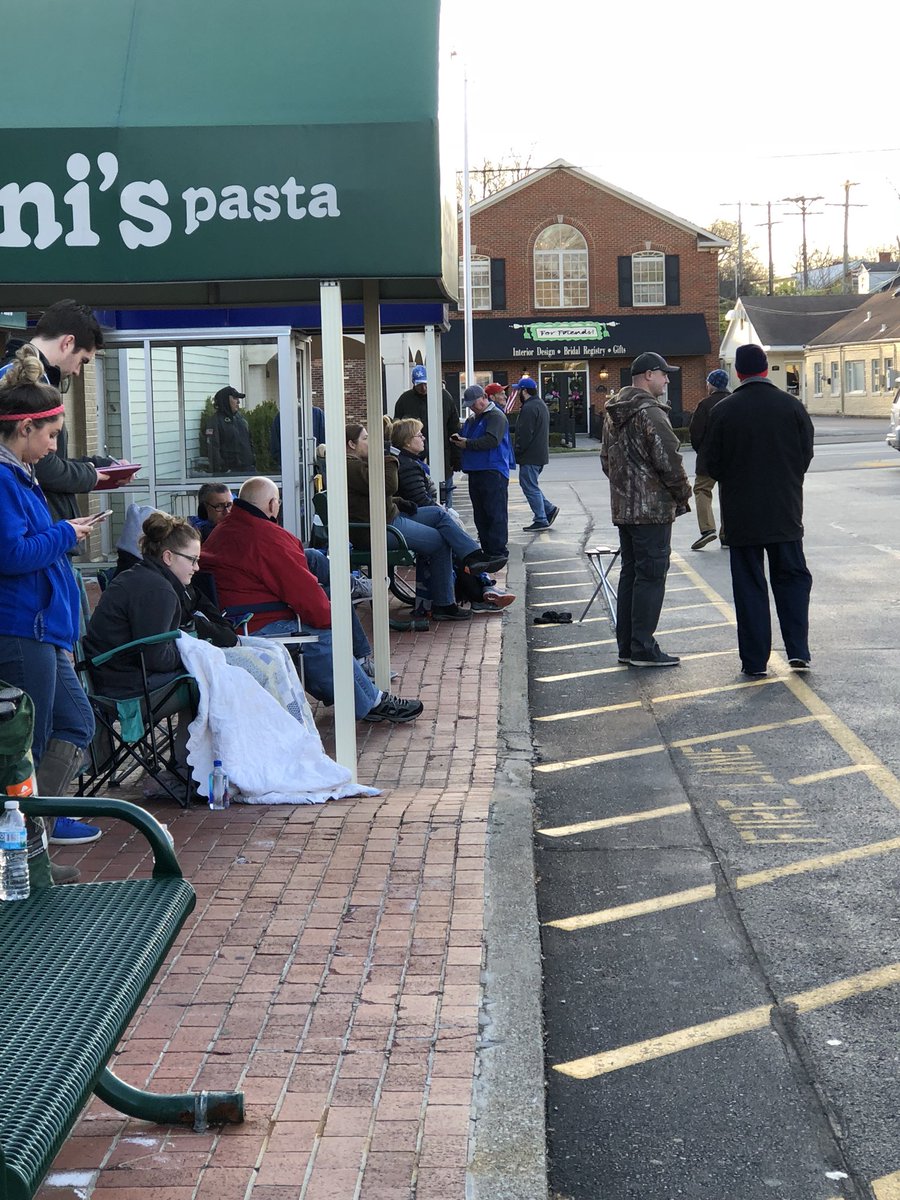 Standing in a line of people 100 deep for hours cuz I live <a href="/DrJonnyWad/">jeve1022</a> and <a href="/_Matt_Hopper/">Matthew Hopper</a>