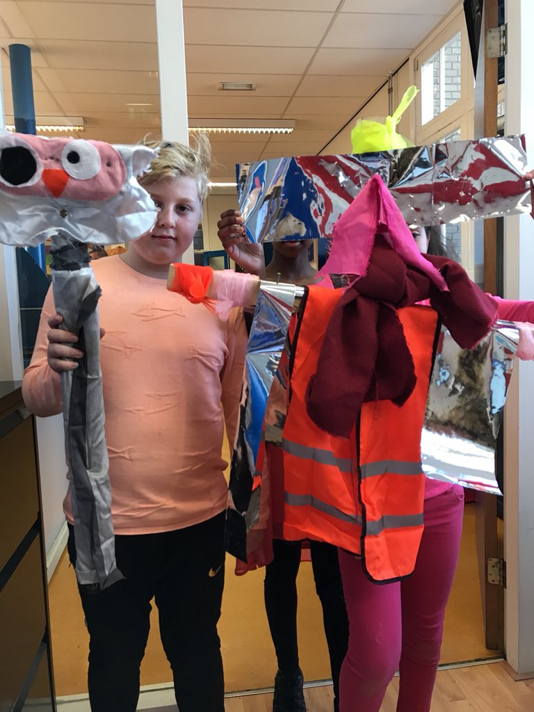 ObsIntVeld's tweet image. Techniek opdracht: verzin iets om de kraaien op de schooltuinen te verjagen! Deze twee vogelverschrikkers gaan zeker mee volgende week! Goed gedaan!