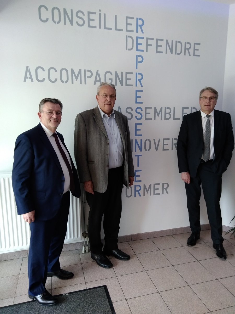 PaulRolland2018's tweet photo. Les missions qui font la force de notre réseau sont affirmées dès le hall d'accueil de l'UIMM Yonne. Bravo au Président André Bex et à Claude Vaucouloux!. #industrielsengagés. https://t.co/sn0p9jg3oF