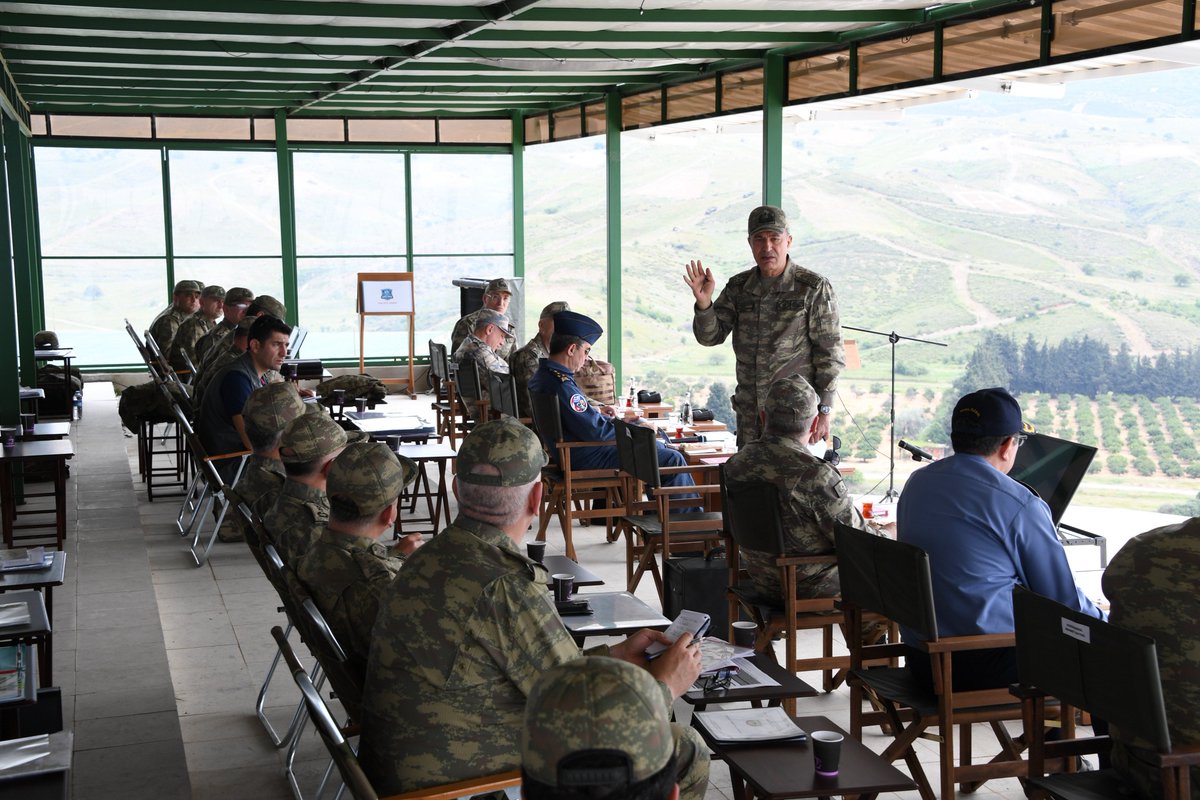 TSKGnkur's tweet photo. Genelkurmay Başkanı Orgeneral Hulusi AKAR, Kara, Hava ve Deniz Kuvvetleri Komutanları ile birlikte İzmir’de Ege Ordu Komutanlığı birliklerinde inceleme ve denetlemelerde bulunmaktadır. https://t.co/peUtre5LF0