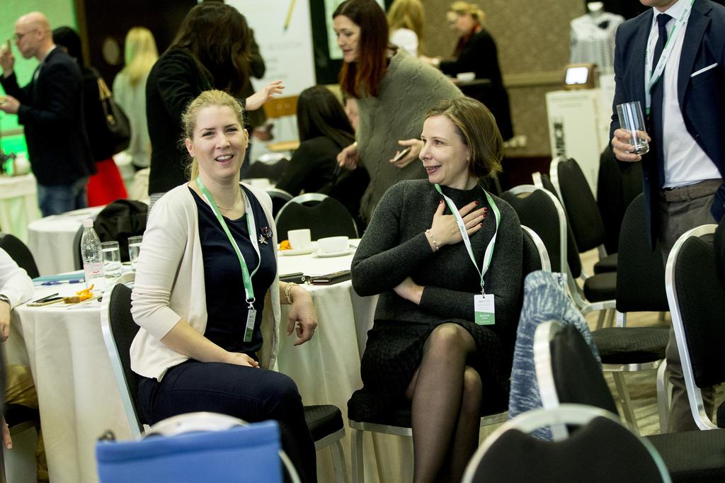 BiziSi's tweet image. Udeleženci na konferenci #NetPRO so sproščeni in nasmejani.