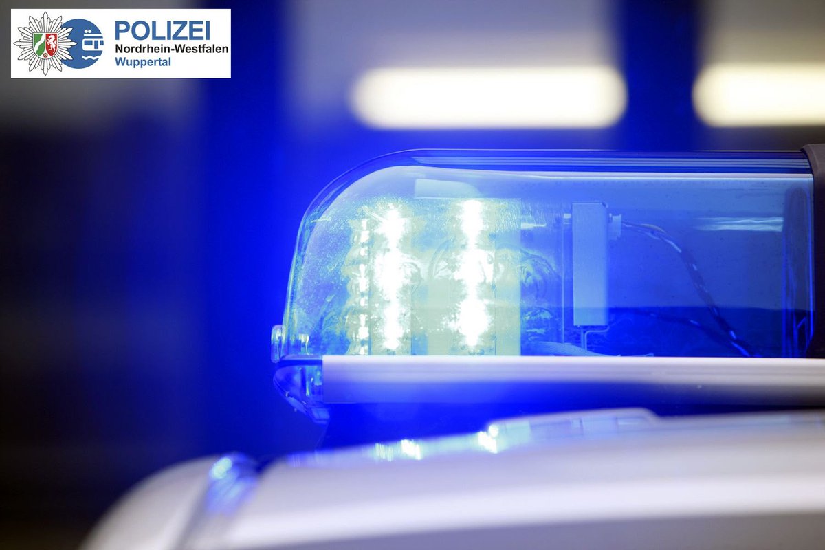 polizei_nrw_w's tweet photo. Wg. einer Versammlung ist heute ab 16.30 Uhr im Bereich Karlsplatz und Gathe in der Elberfelder Innenstadt mit Verkehrsstörungen zu rechnen. Ortskundigen wird empfohlen, den Bereich möglichst weiträumig zu umfahren und Verkehrsbehinderungen einzukalkulieren. #Wuppertal #Polizei https://t.co/B35jfClc4h