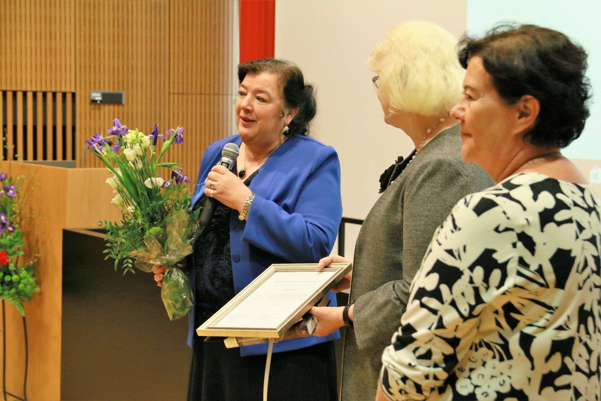 Opetushallitus's tweet photo. Tuula Åkerlund tilldelades erkännandet lärare i romani 2018. Varma gratulationer! På söndag firar vi #romerna’s #nationaldag för femte gången. https://t.co/Pup03Vnzhk https://t.co/cK3FR2eWli