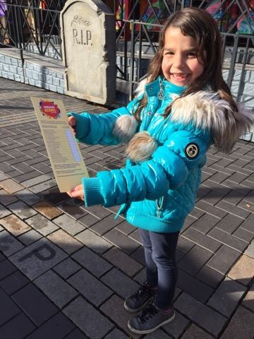 KermisHelmond's tweet photo. Het Golden Ticket is gevonden bij de Mini Cars! Hierbij nog een foto van de gelukkige winnares van donderdag, waarbij het ticket werd gevonden bij het Ghost Castle spookhuis. Wij wensen de winnaars wederom veel plezier met hun gratis kermisrittenkaart! https://t.co/pHlMzpdiXd